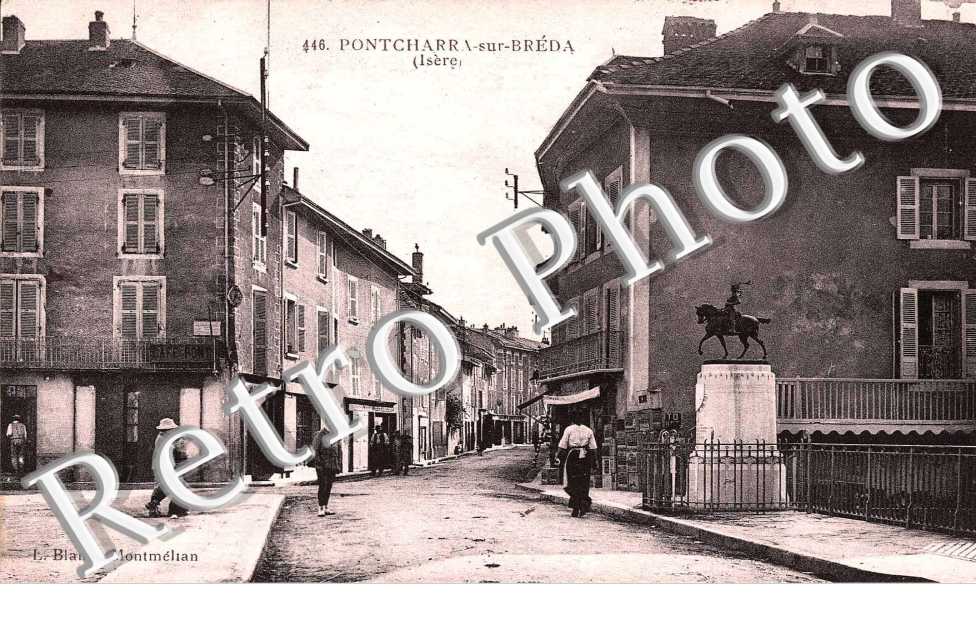 ( une rue du village )