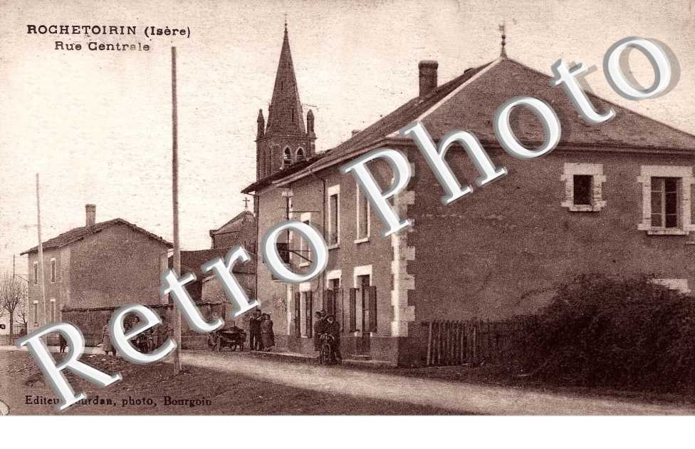 RUE CENTRALE (maison la plus grosse et fonce)
