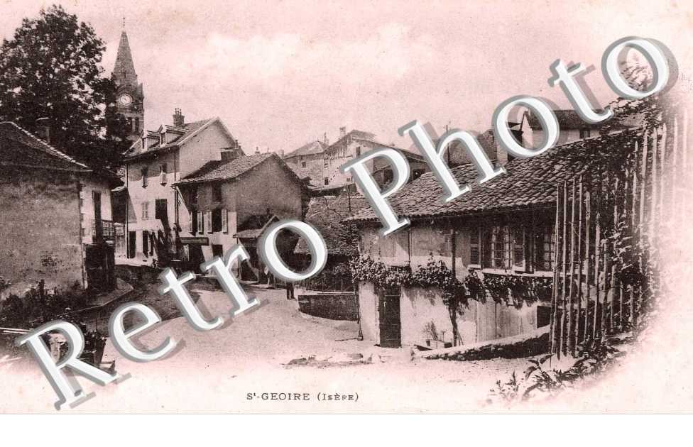 ( une rue du village )