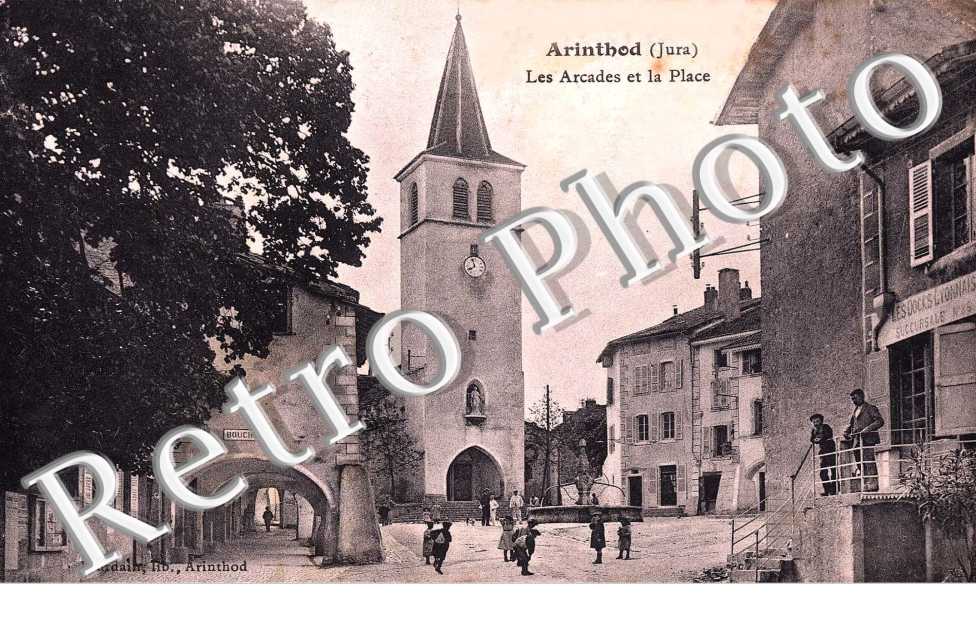 Les arcades et la place