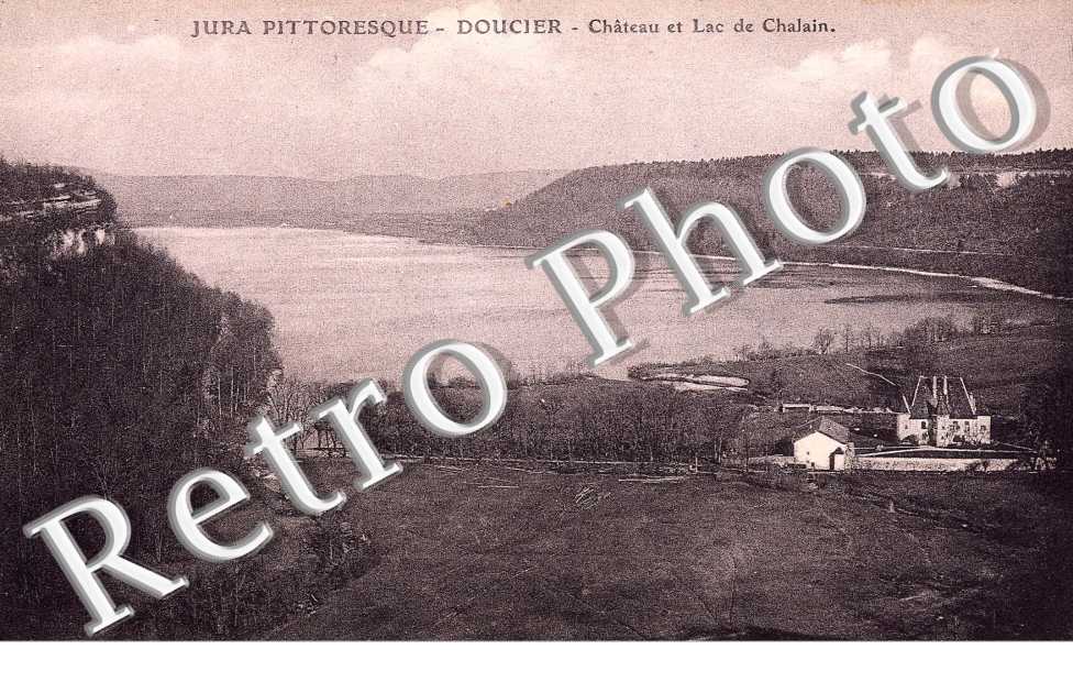 Chateau et lac de Chalain