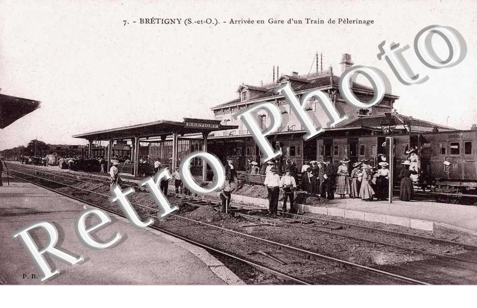 Arrivee en gare d'un train de pelerinage
