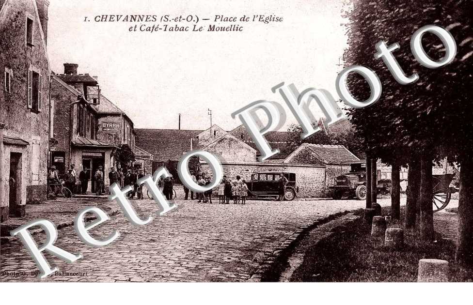 Place de l'eglise et cafe-tabac le Mo.