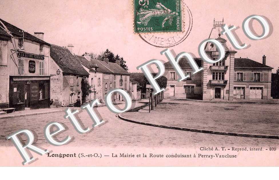 La mairie et la route conduisant a Perray-Vaucluse
