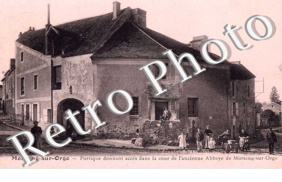 Portique donnant accès dans la Cour de l'Ancienne Abbaye