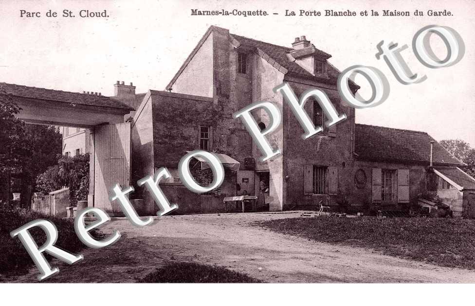 La porte blanche et la maison du garde