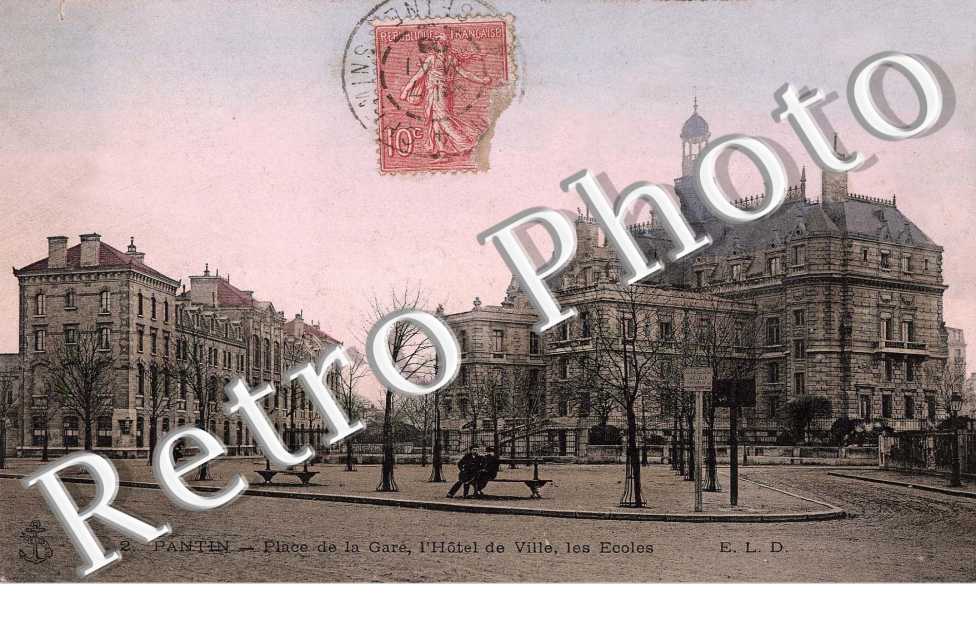 place de la gare, l'Hôtel de Ville, les écoles