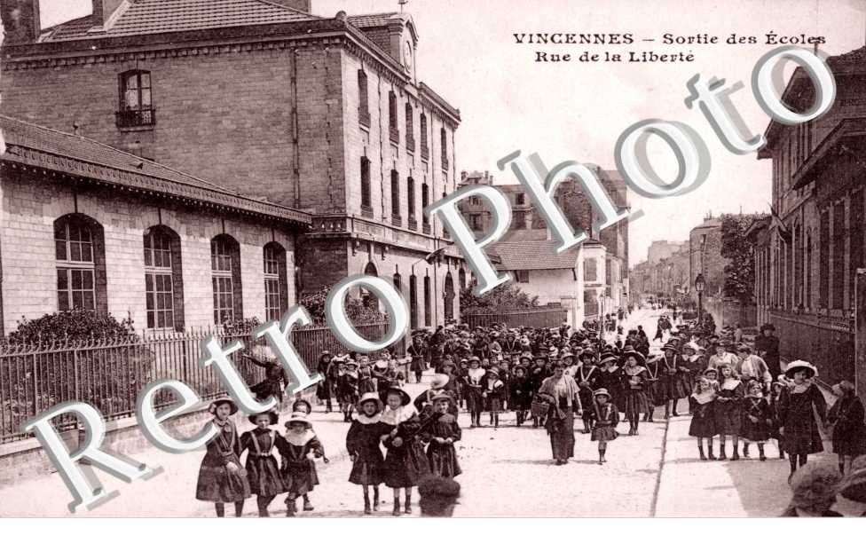 sortie des écoles. Rue de la Liberté