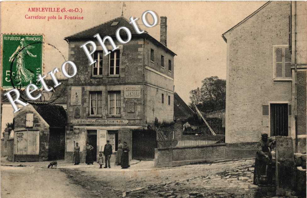 Carrefour près de la Fontaine
