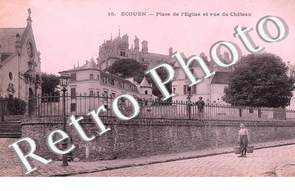 Place de l'eglise et vue du chateau