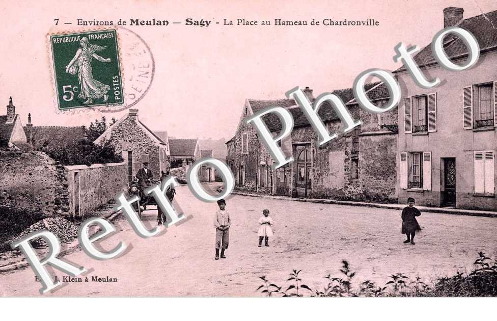 la place au hameau de Chardronville