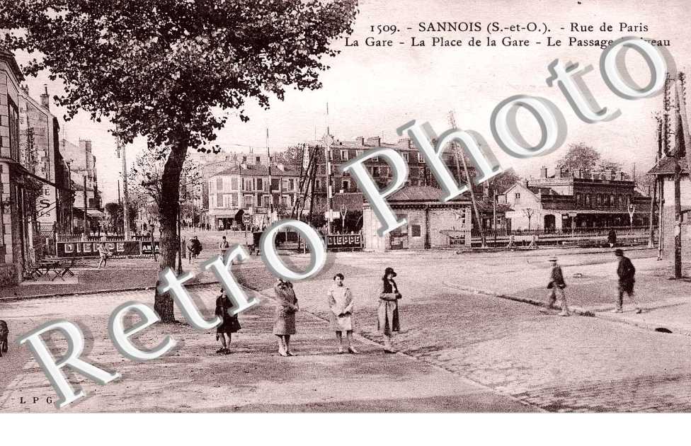 RUE DE PARIS - LA GARE -  LA PLACE DE LA GARE -  LE PASSAGE A NIVEAU