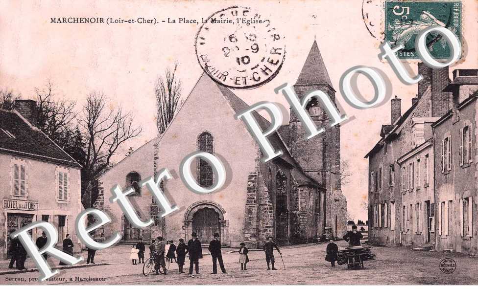 la place, la mairie et l'eglise