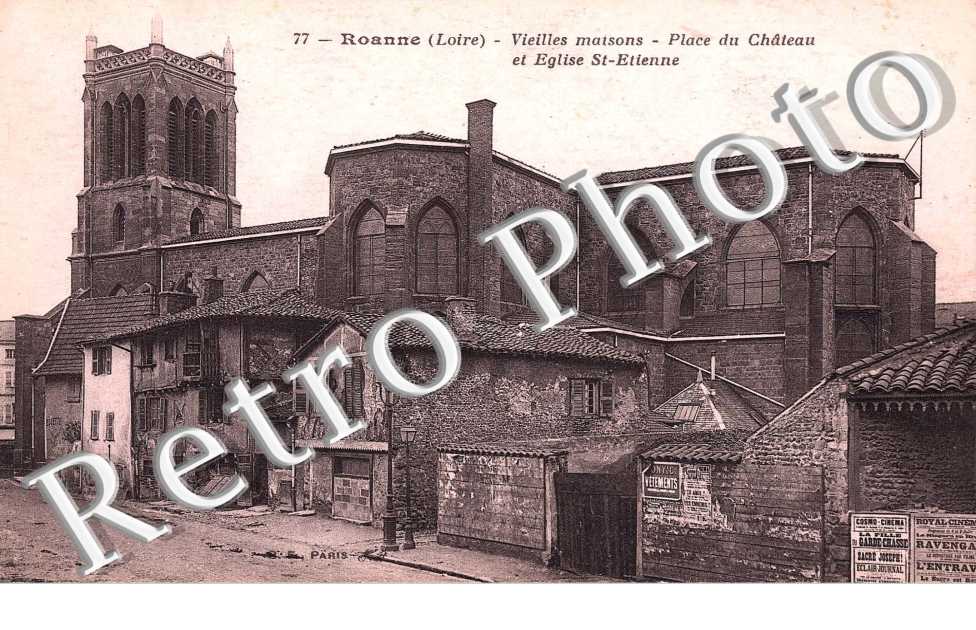 vieilles maisons  Place du chateau et eglise Saint Etienne