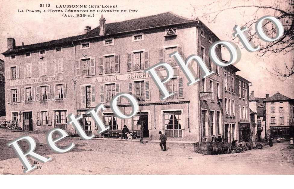 la place, l'Hotel Gerenton et l'avenue du Puy