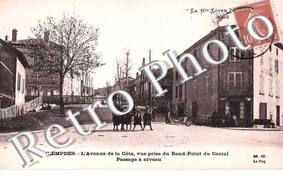 l'avenue de la cote vue prise du rond point du cantal passage a niveau