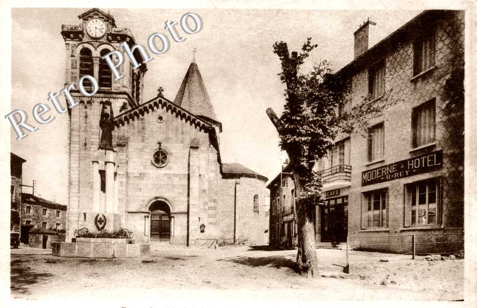 la Place de l'église. Moderne Hotel B. Rey (coquille de l'éditeur, il s'agit de RAUCOULES)