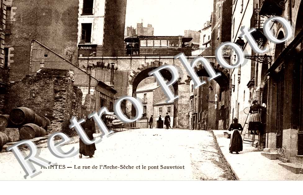 LA RUE DE L'ARCHE SECHE ET LE PONT SAUVETOUT