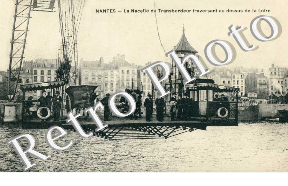 la nacelle du transbordeur traversant au dessus de la loire