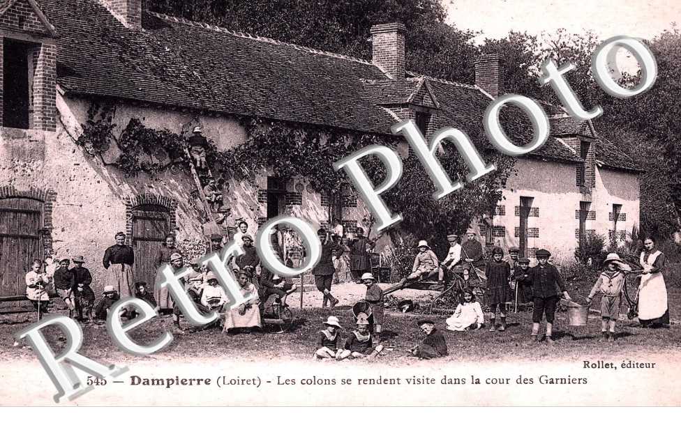 les colons se rendent visite dans la cour des Garniers
