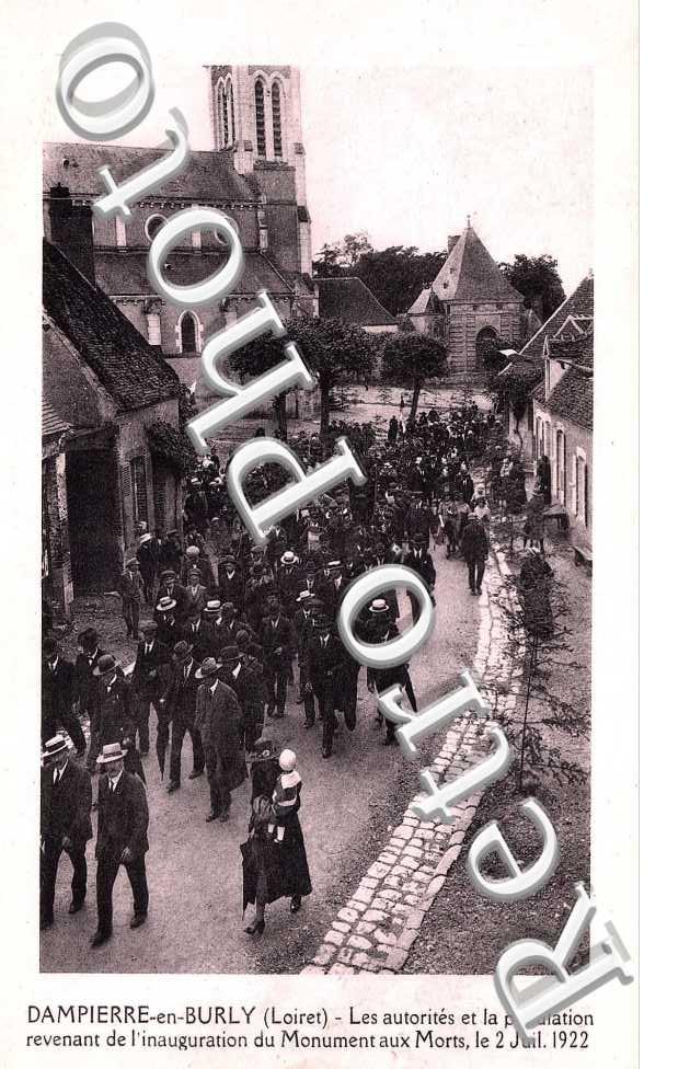 les autorites et la population revenant de l'inauguration du monument aux morts