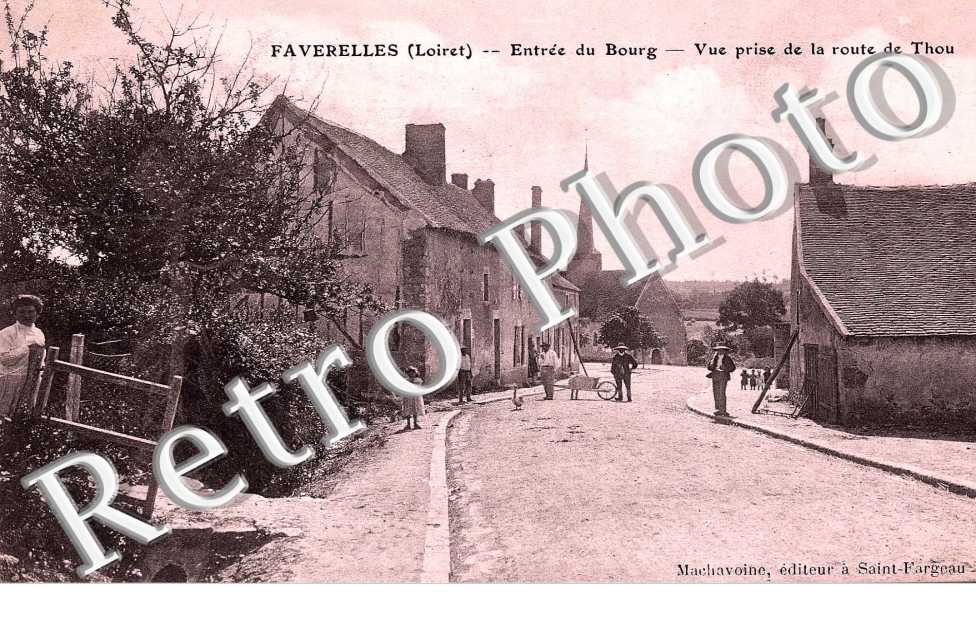 entree du bourg, vue prise de la route de Thou