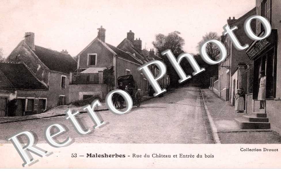 rue du chateau et entree du bois