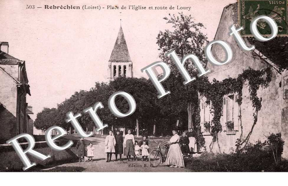 Place de l'eglise et route de Loury