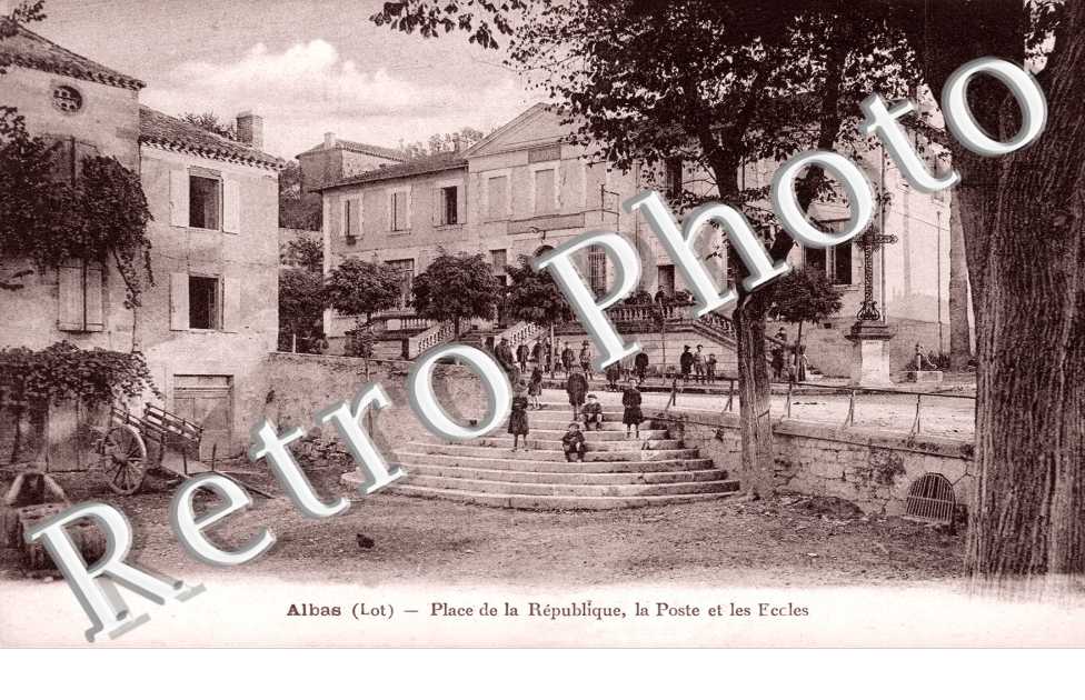 place de la Republique, la poste et les ecoles