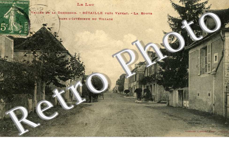 La Route dans  l'interieur du Village