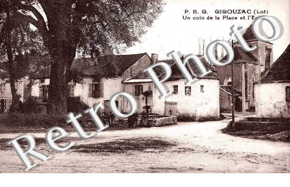 Un coin de la place et l'eglise