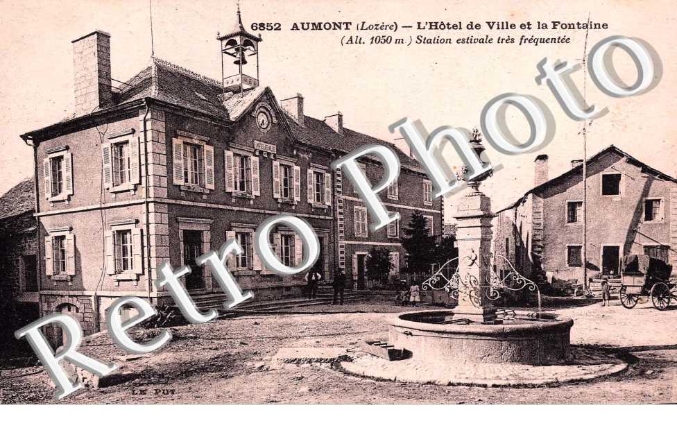 Aumont, l' hotel de ville et la fontaine