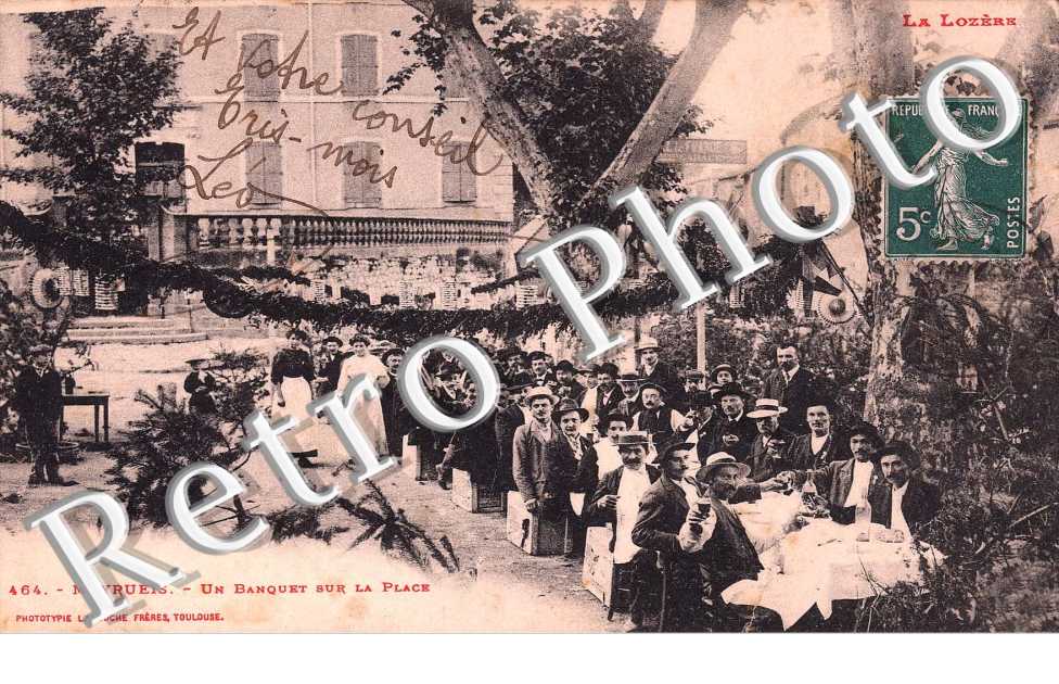 un banquet sur la place