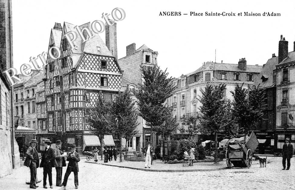 Place Sainte Croix et Maison d'Adam