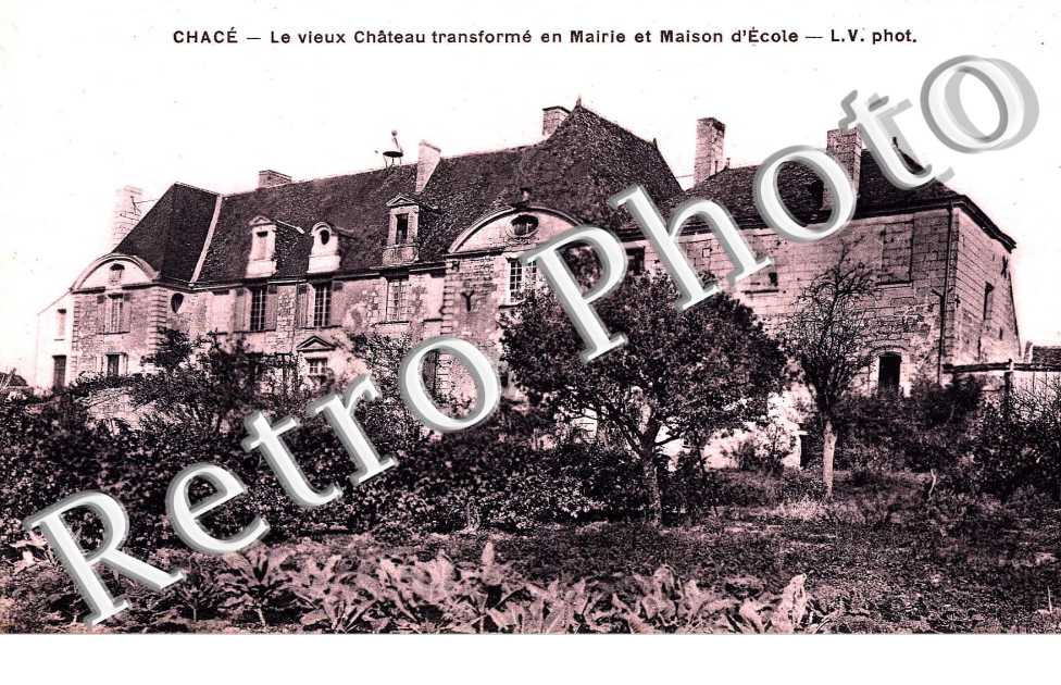 Le Vieux Chateau en Mairie et Maison d'Ecole