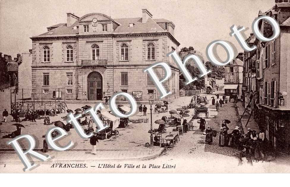L'hotel de ville et la place Littre
