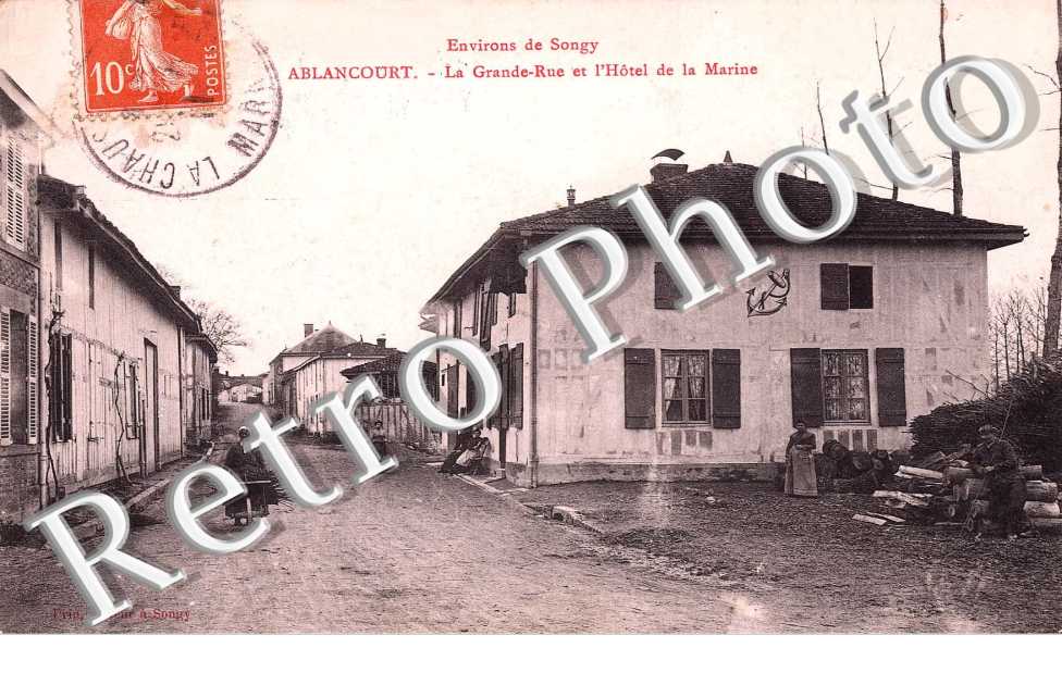 la grande rue et l'hotel de la Marine
