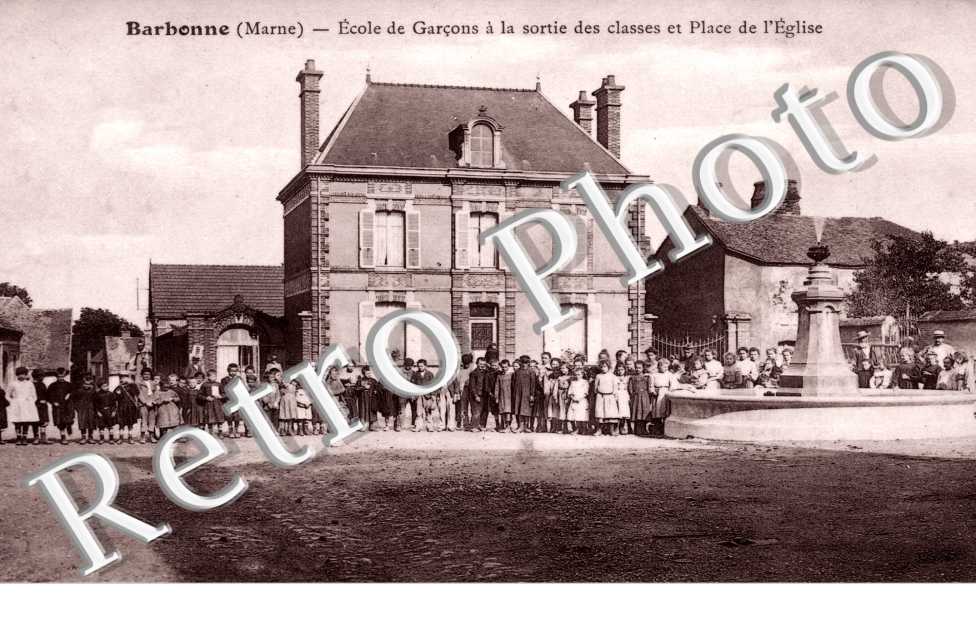 ecole des garcons a la sortie des classes et place de l' eglise