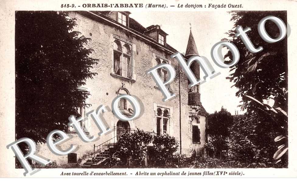 le donjon: facade Ouest, avec tourelle d' encorbellement, abrite un orphelinat de jeunes filles