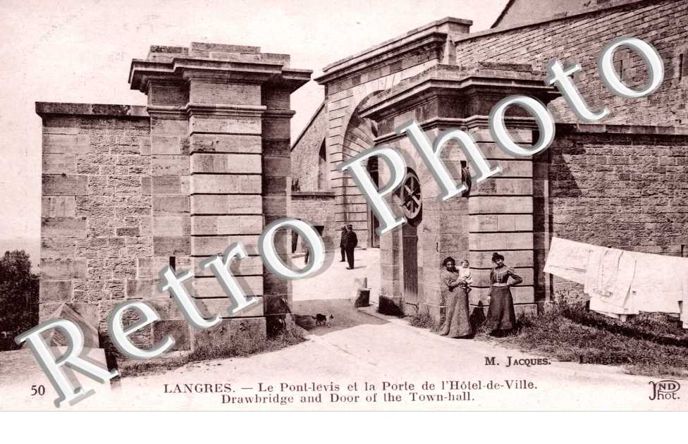 Pont-levis et porte de l'hotel-de-ville