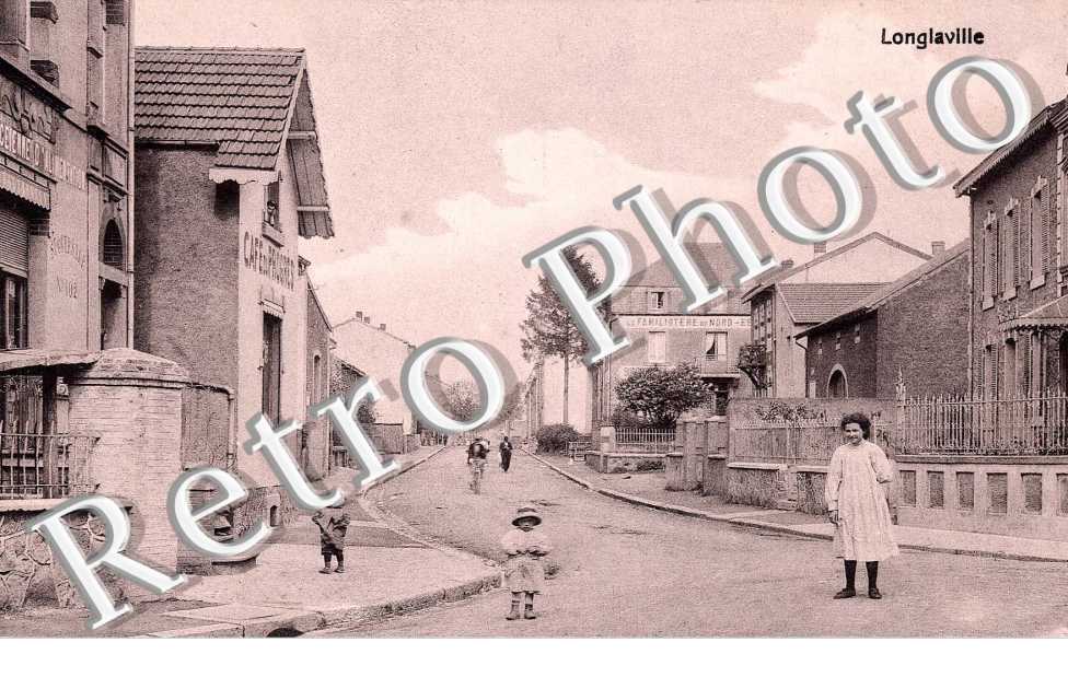 une rue Café du Progrés Le familistère du Nord-Est