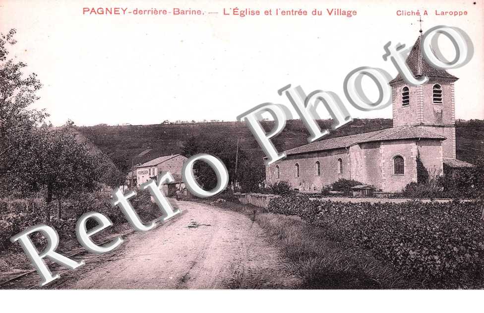 Eglise et entree du village