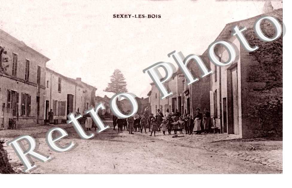 ( une rue du village )