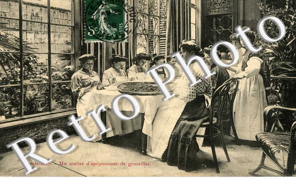 Un atelier d'epepineuses de groseilles