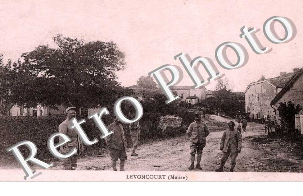 ( des soldats dasn une rue )