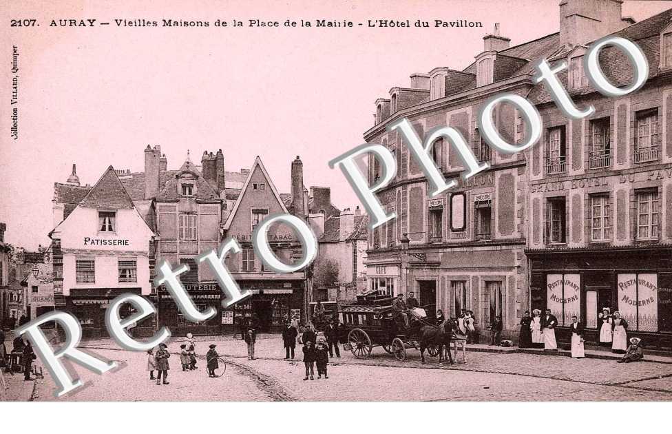 Vieilles maisons de la place de la mairie L'Hotel du Pavillon