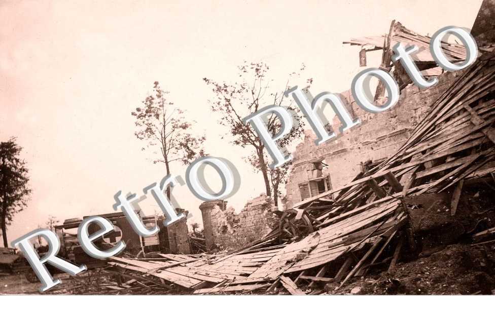 ruines et ambulance militaire