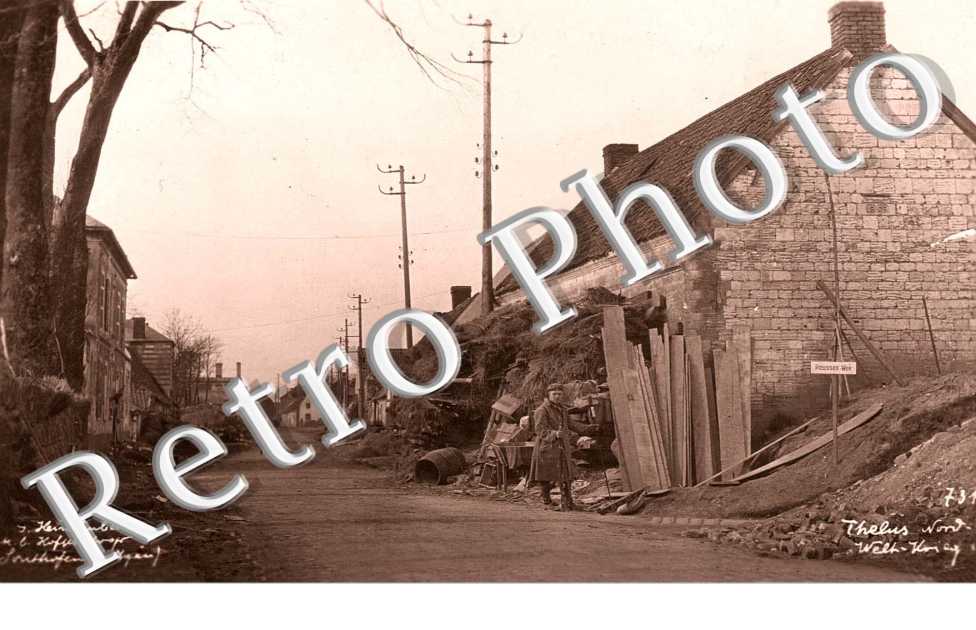 une rue et ruines
