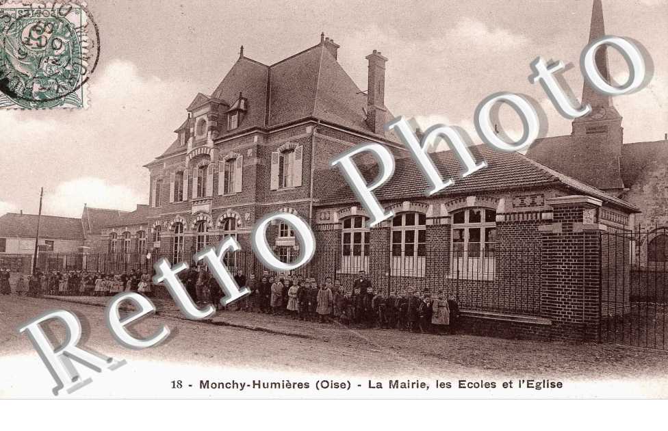 la mairie, les ecoles et l' eglise