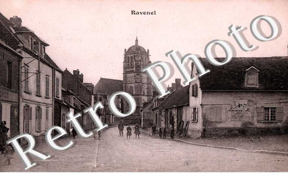 RAVENEL (EGLISE AU CENTRE PERSONNES AU MILIEU)